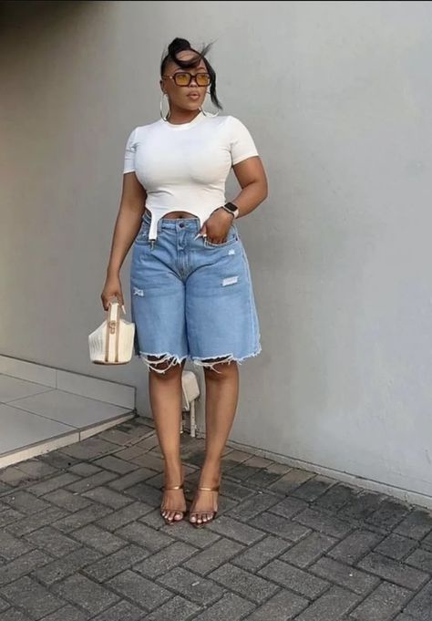 Baggy Denim Shorts Outfit, Jean Bermuda Shorts Outfit, Bermuda Shorts Outfit Women, Denim Bermuda Shorts Outfit, Princess Power, Knee Length Denim Shorts, High Waisted Jeans Outfit, Curvy Casual Outfits, Outfit Hacks