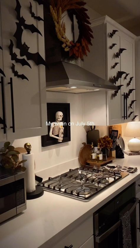 Chocolate Bedroom Ideas, Editorial Halloween, Halloween Apartment Decor, Minimalist Halloween Decor, Halloween Apartment, Chocolate Bedroom, Halloween Things To Do, Apartment Decor Aesthetic, Male Bedroom