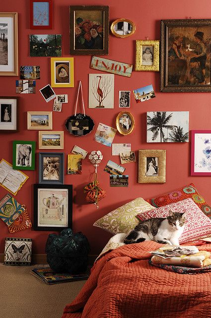 OBSESSED with this arrangement of photos and other knick-knacks and the color of this wall!  (via the Interior Styling group on Flickr; photographed by Engin Yildiz, styled by Gozde Eker) Bohemian Bedroom Diy, Wes Anderson Decor, Bohemian Bedrooms, Bedroom Ideas Hippie, Teen Girl Bedroom, Red Wall, Bohemian Bedroom, Wes Anderson