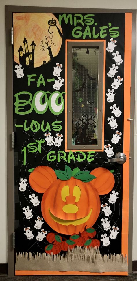 Halloween Door Decorations Classroom, Fall Classroom Door, Halloween Doors, Preschool Door, Halloween Classroom Door, Halloween Classroom Decorations, Disney Themed Classroom, Halloween Bulletin Boards, Halloween Infantil