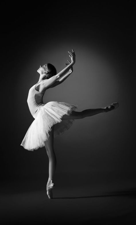 Ballerina Portrait Photography, Ballet Silhouette Photography, Ballerina Photography Black And White, Ballet Portrait Photography, Black And White Dance Photography, Ballerina Poses Photography, Ballet Headshots, Ballet Poses Photography, Dancing Portrait