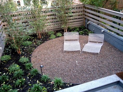 Like the dark bark chips and the round gravel patio Pebble Patio, Pea Gravel Patio, Small Patio Design, Small Outdoor Patios, Gravel Landscaping, Concrete Patios, Gravel Patio, Gravel Garden, Pea Gravel