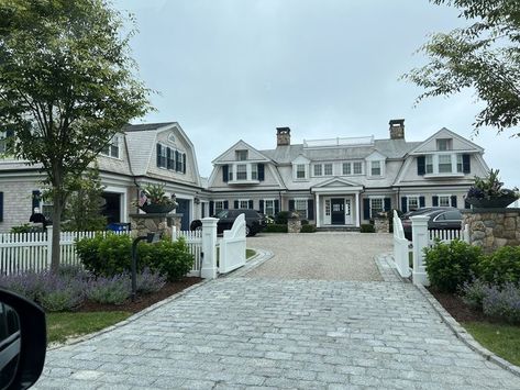 Hampton House Aesthetic, Beach House Mansion Exterior, Rustic Beach House Kitchen, Nantucket Mansion, Hampton House Exterior, Hamptons Home Exterior, Beach House Mansion, Big Beach House, Hampton Summer