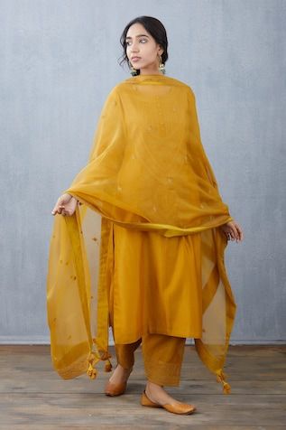 Haldi Suit, Churidar Design, Bandhani Suit, Desi Clothing, Indian Mythology, Chanderi Dupatta, Casual Suits, Suit Ideas, Pakistani Dresses Casual