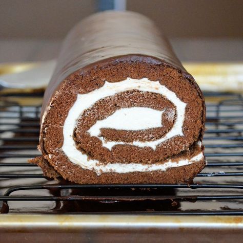 Jelly Roll Cake, Swiss Cake, Kuih Lapis, Chocolate Swiss Roll, Swiss Rolls, Swiss Roll Cake, Cake Roll Recipes, Chocolate Sponge Cake, Chocolate Roll