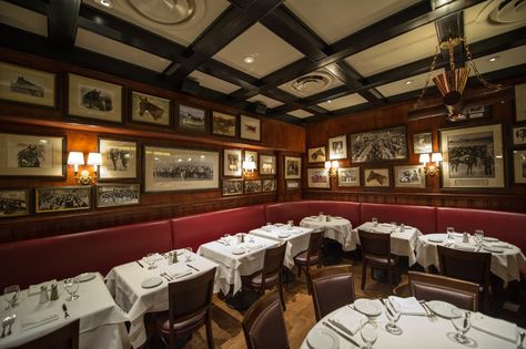 Classic New York City steakhouse Gallaghers was just revamped. Italian Steakhouse, Italian Restaurant Decor, American Steak, Nyc Dream, Golden Hall, Midtown Nyc, Decorating Hacks, Restaurant New York, New York Aesthetic