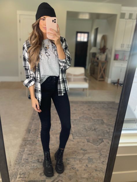 Hooded Flannel Outfit Women, Womens Flannel Shirt Outfits, How To Style Flannel Shirt, Leggings And Flannel Outfit, How To Wear A Flannel Shirt, Black And White Flannel Outfit, Black Flannel Outfit, How To Style Flannel, Olive Jeans Outfit