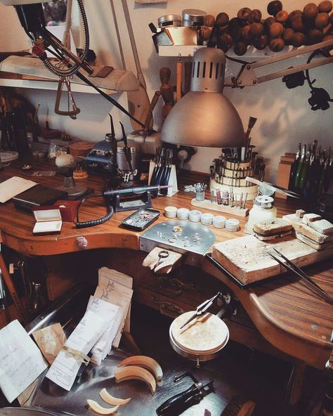 Awesome bench Jewelry Studio Space, Jewelry Studio Organization, Jewelers Bench, Workspace Studio, Jewellers Bench, Workshop Studio, Studio Organization, Dream Studio, Work Room