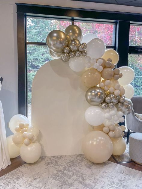 Beige And Gold Balloon Garland, White And Gold Balloon Decor, Backdrop With Balloons On Side, Backdrop Arch With Balloons, White Birthday Backdrop, Birthday Arches Backdrop, Balloon Arch Gold, Cream And Gold Balloon Arch, White Cream And Gold Balloon Arch