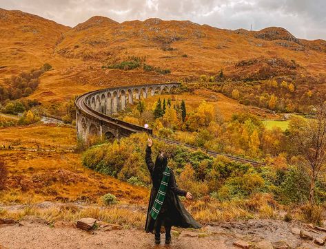 Glenfinnan Viaduct Harry Potter, British Nostalgia, Glenfinnan Monument, Outlander Film, Glenfinnan Viaduct, Outlander Locations, Train Crossing, Harry Potter Filming Locations, The Hogwarts Express