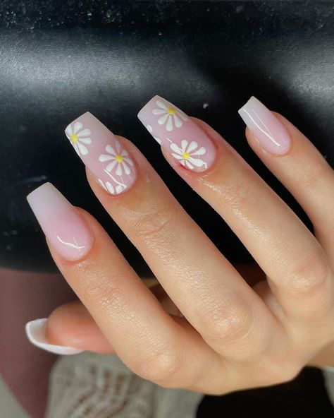 Ombre Nails With Daisy, Plain Nails With Flowers, Square Daisy Nails, Colorful Daisy Nails, Squoval Acrylic Nails Spring, Pink Nails With Daisies, Spring Nail Art Square, Neutral Flower Nails, Subtle Spring Nails