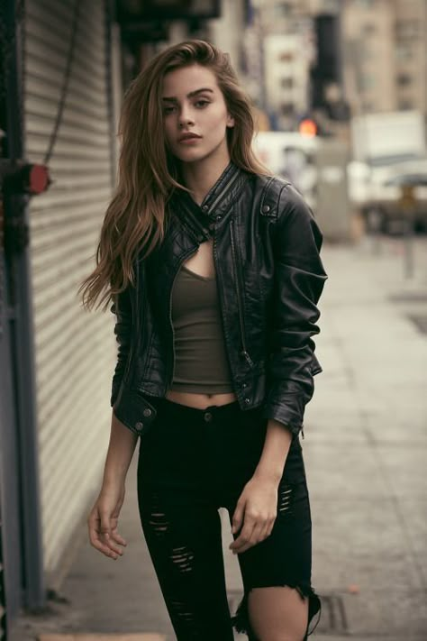 Mode Poses, Bridget Satterlee, Girly Swag, Alt Girls, Model Street Style, Edgy Outfits, Black Leather Jacket, Inspired Outfits, Grunge Outfits