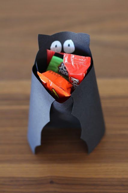 Halloween Candy Bag Ideas Diy, Halloween Diy Candy Bags, Halloween Candy Bags Diy, Candy Holders Diy Ideas, Halloween Candy Holder Ideas, Halloween Gifts Diy, Halloween Candy Bag Ideas, Halloween Sucker Holder, Diy Halloween Goodie Bags