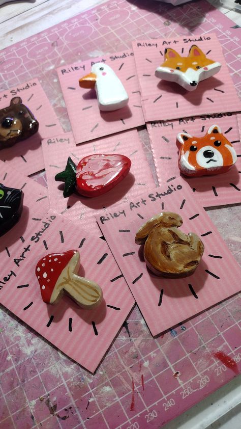 Beginner’s Guide to Making DIY Clay Fridge Magnets Cat Clay Magnet, Cool Clay Ideas, Air Dry Clay Pins, Clay Packaging, Clay Magnet Ideas, Painted Magnets, Cercei Din Lut Polimeric, Polymer Clay Magnet, Clay Idea