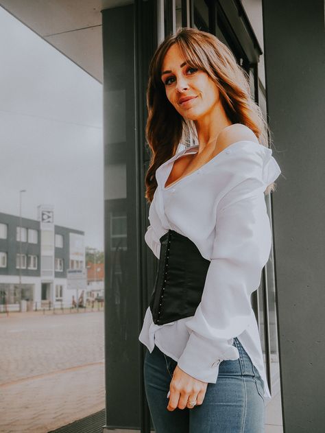 Taillengürtel als Statement mit weißer Bluse. Outfit Inspiration Herbst. #lookoftheday #herbstoutfits #styleinspiration White Shirt Outfits, Damen Outfit, White Shirts, Shirt Outfit, Fashion Inspo, Long Sleeve Blouse, Style Inspiration, Pins, White