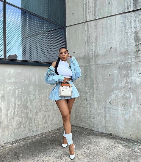 Jean Pleated Skirt Outfit, Pleated Jean Skirt Outfit, Mini Skirt Poses, Pleated Denim Skirt Outfit, Causal Chic Outfits, Mini Denim Skirts, Denim Mini Skirt Outfit, Pleated Denim Skirt, Pleated Skirt Outfit