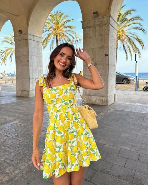 @traffashion.com #Fashionista #StyleInspo #OOTD #FashionBlogger #ChicStyle #TrendAlert #StreetStyle Suspenders Dress, Lemon Print Dress, Dirndl Outfit, Bandeau Tops, Rock Outfit, Mini Robes, Lemon Print, Sling Dress, Mini Dresses For Women