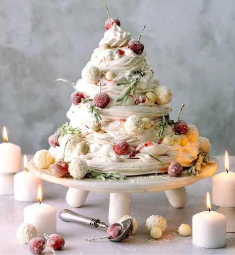 Lifestyle Magazine Cover, Pavlova Christmas, Christmas Pavlova, Mascarpone Dessert, Bread Cookies, Berry Compote, Xmas Food, Fresh Cherries, Christmas Cooking