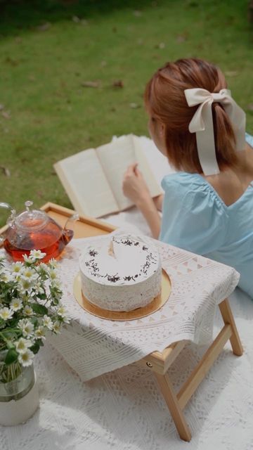 Aesthetic Cake Photos, Cake Picnic Aesthetic, Cake Picnic Photoshoot, Cake Aesthetic Photography, Vintage Picnic Aesthetic, Picnic Birthday Cake, Chocolate Cake Pictures, Baking Photoshoot, Cake Picnic