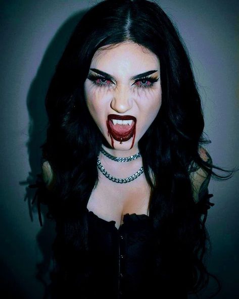 Basic Vampire Makeup, Vampire Diaries Makeup Eye, Vampress Makeup, Vampire Costume Inspiration, Vampire Diaries Makeup Halloween, Trucco Vampiro Halloween, Tvd Makeup Vampire, Vampire Bride Makeup, Female Vampire Makeup