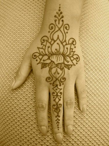 Lotus blossom | Meghan Kaloper | Flickr Lotus Flower Henna, Lotus Henna, Cute Henna Tattoos, Henna Style Tattoos, Jagua Tattoo, Henna Drawings, Henna Inspired Tattoos, Cute Henna, Henna Tattoo Hand