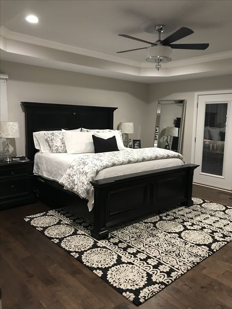 Gray Bedroom Black Furniture, Black And Gray Bedroom Ideas Cozy, Bedroom Ideas For Women Over 40, Apartment Decorating Bedroom Modern, Black And White Bedroom Ideas Modern, Luxury Bedroom Black, Odd Shaped Bedroom, Master Bedrooms Cozy, Married Bedroom Ideas