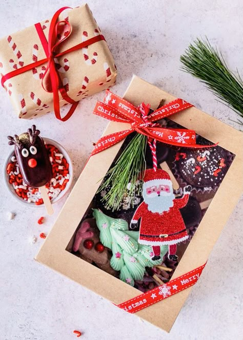 Christmas Cookie Box Packaging Ideas, Christmas Box Dessert, Christmas Gift Sweets, Christmas Snack Box Ideas, Cute Christmas Packaging, Christmas Dessert Gift Boxes, Present Decoration Ideas, Christmas Goodie Box Ideas, Christmas Boxes Ideas