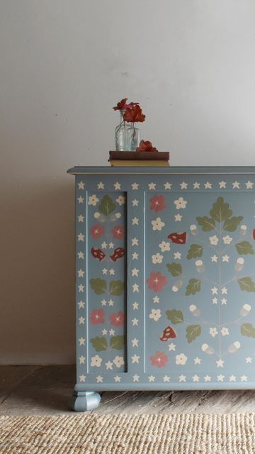 Dingley Dell Creative on Instagram: "Woodland inspired storage….  Capturing the magic of woodland walks in folk art 🍄  Hand painted folk inspired storage solution anyone? Incorporating oak leaves, acorns and toadstools felt so right for this chest. A perfect spot for hiding our stuff, blankets, toys or shoes the possibilities are endless.  Hand painted ‘Oak’ folk chest now available  #decorativeinteriors #prettystorage #storageideas #howivintagemyhome #woodlandart #interiorswithpersonality #bespokehomes #decorativedetails" Art On Furniture Painted, Diy Painted Shelves, Drawer Painting Ideas Aesthetic, Folk Painted Furniture, Folk Art Furniture, Painted Shelves, Painted Shelf, Painted Hutch, Pretty Storage