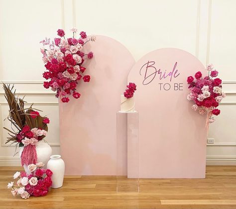 Chiara Backdrop With Flowers, Flower Bridal Shower Theme, Quinceañera Decorations, American Wedding Dress, Spot Foto, Chiara Arch, Decoration Engagement, Paris Bridal Shower, Eid Decorations