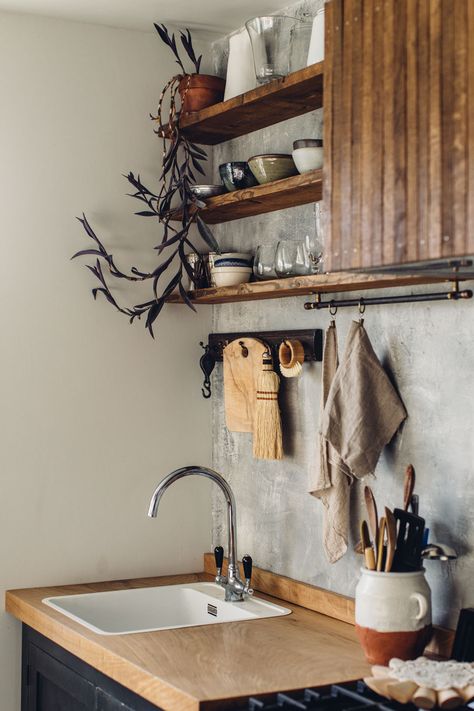 Retro Stove, Bohemian Interiors, Kitchen Shelving, Painted Concrete, Nice Kitchen, Interior Boho, Open Kitchen Shelves, Wall Kitchen, Handmade Kitchens