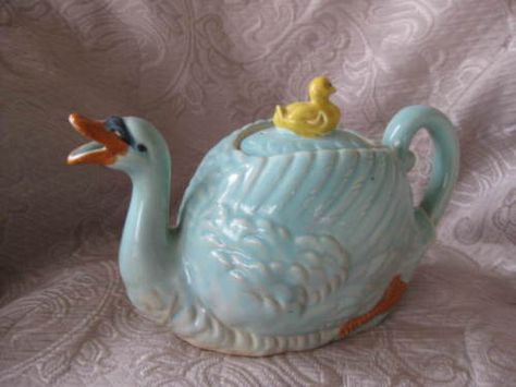 Blue swan and duckling. Kitchen Pottery, Whimsical Teapots, Vintage Swan, Duck And Ducklings, Vintage Duck, Cute Teapot, Teapot Design, Tea Cozy, Chocolate Pots