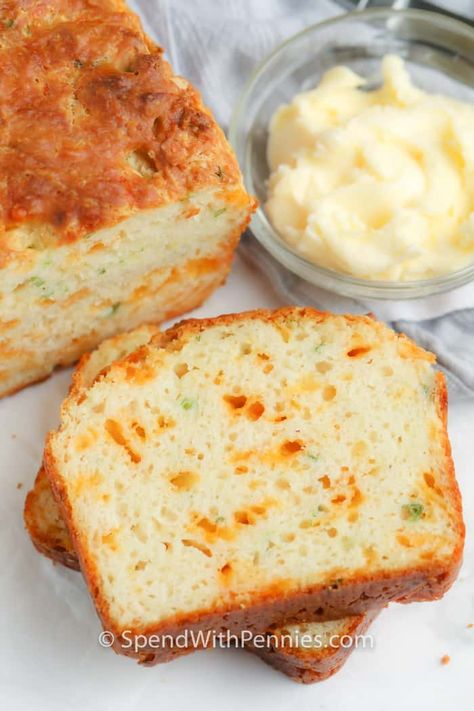 Cheese Loaf Bread Recipe, Easy Homemade Cheese Bread, Bread For Spaghetti, Bread With Chili, Cheese Quick Bread, Bread With Cheese Inside, Amish Cheese Bread, Three Cheese Bread Recipe, Bread To Go With Chili