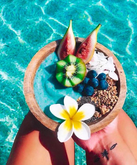 Diy Acai Bowl, Beach Theme Food, Colored Aesthetic, Acai Smoothie Bowl Recipe, Homemade Acai Bowl, Acai Bowls Recipe, Tropical Food, Acai Smoothie Bowl, Acai Smoothie