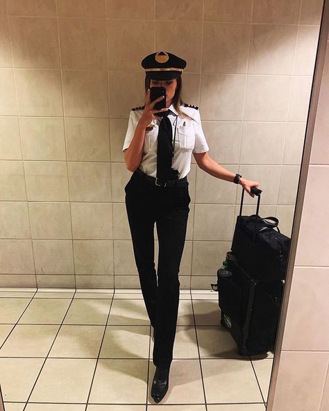 Fall Outfits With Jeans, Pilot Career, Outfits With Jeans, Flight Girls, Pilot Uniform, Student Pilot, Fly Girls, Flight Attendant Uniform, Pilots Aviation