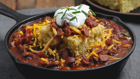 This hearty, flavor-filled Chili combines Niman Ranch Maple Uncured Bacon and Ground Beef. Add your favorite fixings, like cheese and sour cream, for an extra special touch. Red Hot Dogs, Bacon Chili Recipe, Corn Chowder With Ham, Cornbread Cakes, Red Beans And Rice Recipe Crockpot, Bacon Chili, Cozy Soups, Meat Chili, Cold Weather Comfort Food