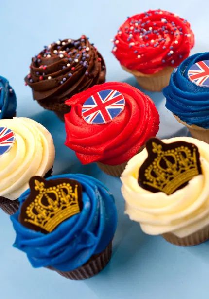 From Press-on Crown Nails to Queen-Themed Yogurt, All the Diamond Jubilee Crap You Could Ever (or Never) Want | Vanity Fair Childminder Ideas, Jubilee Cupcakes, Jubilee Crafts, Jubilee Ideas, Queens Birthday Party, British Themed Parties, Jubilee Crown, Jubilee Cake, Crown Nails