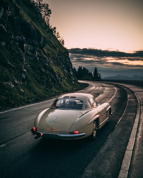 Mercedes Wallpaper, Mercedes 300sl, Old Mercedes, Gentleman Aesthetic, Road Trip Car, Mercedes Benz 300, Mercedes Benz Classic, Benz Car, Classy Cars