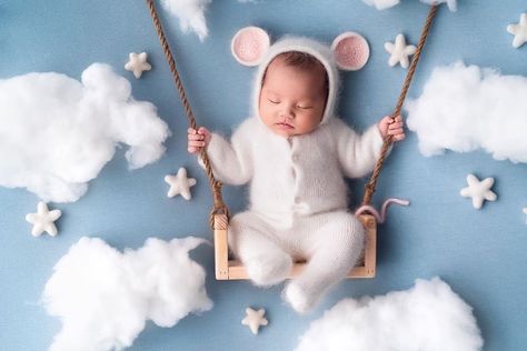 Photo Bb, Newborn Family Pictures, Diy Newborn Photography, Daily Bible Verses, Baby Boy Newborn Photography, Baby Backdrop, Foto Newborn, Monthly Baby Photos, Anne Geddes