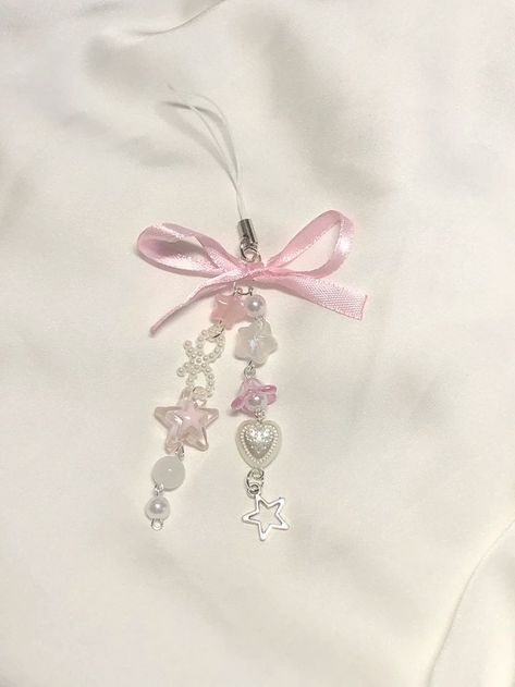 Telefon Charm, Coquette Stuff, Ribbon Keychain, Jewellery Project, Bead Accessories, Jewels Diy, Bracelet Keychains, Cute Keychains, Aesthetic Accessories