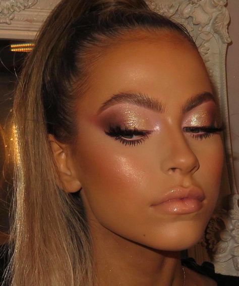 The Perfect First-Date Makeup Ideas to Seduce Your Crush Glam Festival Makeup, Valentine’s Day Glam Makeup, Gold New Years Makeup, Stage Glam Makeup, Gold Formal Makeup Looks, Nye Gold Makeup, Hen Do Makeup Ideas, Vegas Glam Makeup, Disco Wedding Makeup