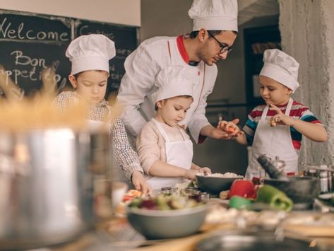 We've found over a dozen Grand Rapids Cooking classes for kids and adults. These are great ideas for date night, girls' night out or for kids who want to learn their way around the kitchen. Teach Kids To Cook, Ideas For Date Night, Green Chef, Online Cooking Classes, Crazy Cookies, Food Program, Curriculum Mapping, Kitchen Skills, Kids Cooking