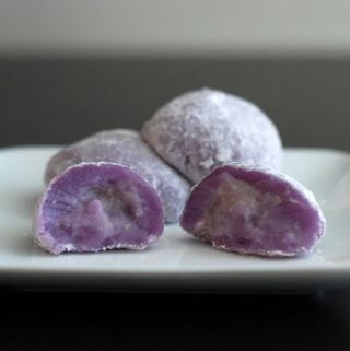 Taro Mochi. Mike would love these! I'll have to try and make these for him. Taro Mochi Recipe, Taro Paste Recipe, Taro Rolls, Taro Mochi, Mochi Recipes, Hawaiian Dessert, Taro Recipes, Hawaiian Cuisine, Hawaiian Desserts