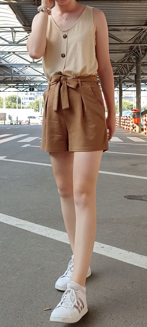 Earth Tone Outfits Women, Earth Colors Outfit, Brown Cardigan Outfit, Brown Skirt Outfit, Shorts And White Sneakers, Beige Tank Top, White Shorts Outfit, Skirt Outfit Summer, Summer Casual Outfit