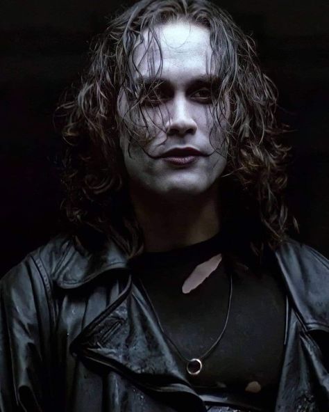 Brandon Lee The Crow, Types Of Goth, Eric Draven, Crow Costume, Crow Movie, Lee Jacket, Brandon Lee, Aaron Taylor, Cartoon Books