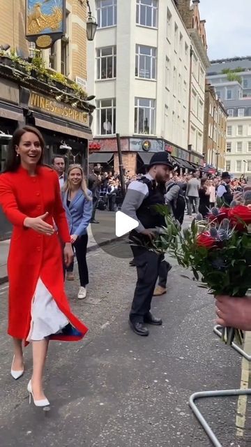 Catherine Princess of Wales on Instagram: "The way she runs into the crowds... One of my favourite moments of Princess Catherine ever!!  #princessofwales #katemiddleton #duchessofcambridge #princesskate #princesscatherine #princesscatherineofwales #princeandprincessofwales  #duchesskate #katemiddletonstyle  #duchesscatherine #catherinemiddleton #royals #royalstylewatch #britishroyals #britishroyalfamily #walesfamily #royalnews  #duchessofcornwall   #kateandwilliam #royalty" Princess Catherine Outfits, Katherine Princess Duchess Kate, Catherine Princess Of Wales 2023, Catherine And William, Katherine Ryan The Duchess, Kate Middleton Pregnant Dress, Catherine Princess Of Wales, Catherine The Great Pregnant, Princess Katherine