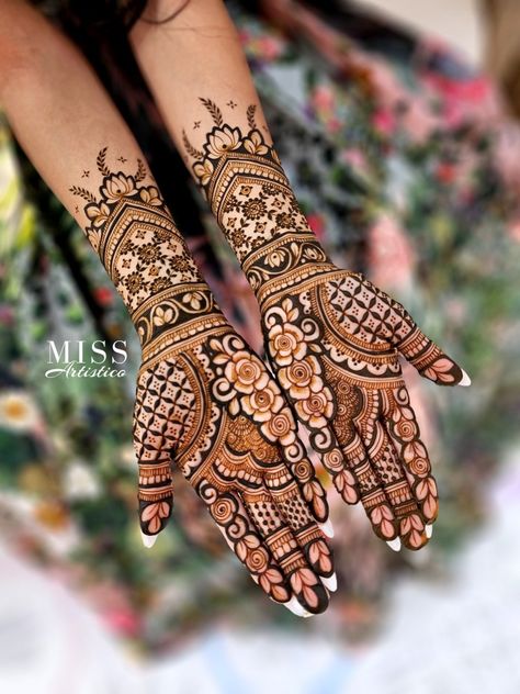 Beautiful modern style floral bridal henna with grid. #torontobridalmehndi Floral Bridal Mehendi Designs, Mehandi For Bridesmaid, Modern Mehndi Designs Bridal, Mehendi Designs Long, Semi Bridal Mehendi Design Front Hand, Grid Henna Designs, Henna Grid Designs, Designer Mehendi Designs Unique, Grid Mehendi Design