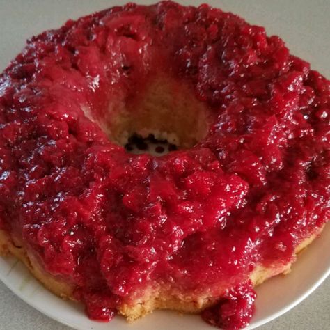 Strawberry Upside Down Cake Strawberry Cake From Scratch, Strawberry Upside Down Cake, Strawberry Gelatin, Upside Down Cake Recipe, Strawberry Shortcake Recipes, Shortcake Recipe, Strawberry Cakes, Strawberry Desserts, Upside Down Cake