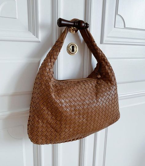 The Vintage Bag of the Moment: A Good Old Bottega Botegga Tote Bag, 90s Vest Outfits, Brown Leather Bag Outfit, Bohemian Outfit Ideas, Hobo Bag Outfit, Bottega Veneta Hobo Bag, Outfit Ideas Wedding, Cognac Leather Bag, 90s Vest