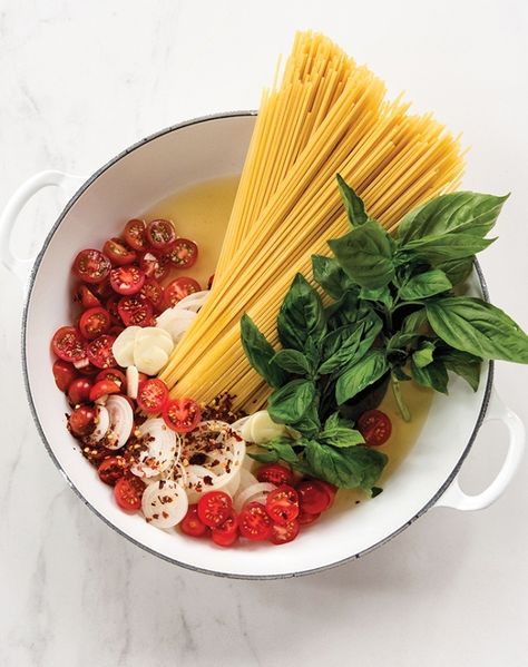 One-Pot Tomato Basil Pasta Purewow Recipes, Basil Pasta Recipes, December Recipes, Lazy Dinner, Constantly Hungry, Meals Under 500 Calories, Healthy One Pot Meals, Light Summer Meals, Tomato Basil Pasta