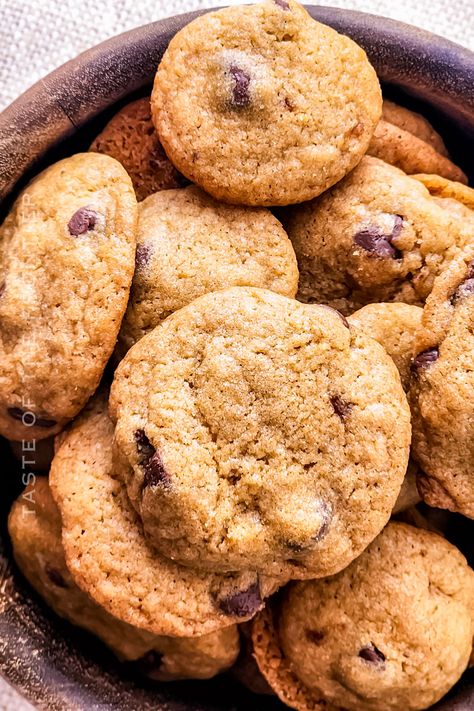 With crunchy edges, chewy centers, and buttery flavor, this copycat Famous Amos Cookies Recipe is a nostalgic delight. Cheryl’s Cookies Copycat, Copycat Lofthouse Sugar Cookies, Famous Amos Cookie Recipe, Cheryl’s Cookies Copycat Recipe, Famous Amos Chocolate Chip Cookies Recipe, Copycat Gideon's Bakehouse Chocolate Chip Cookies, Famous Amos Cookies, Favorite Cookie Recipe, Chip Cookie Recipe